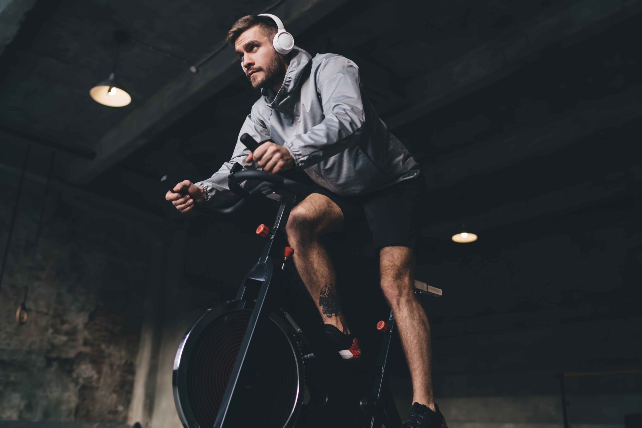 Mann beim Cardiotraining auf dem Fahrrad